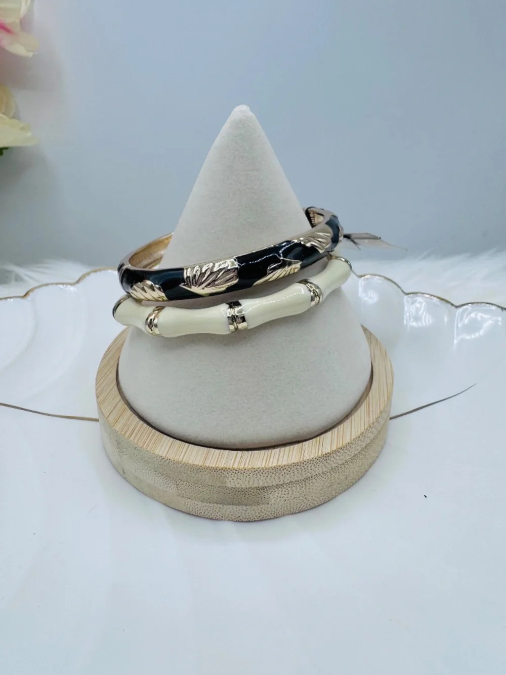 Sequin Nordstrom Brand - Set of 2 Gold Tone Enamel Bangles – Black & Ivory